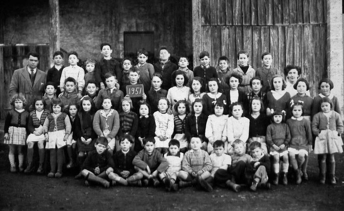 Charras 16 - Charras d'hier et d'aujourd'hui - photo de classe année 1951 (petits et grands)