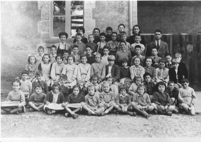 Charras 16 - Charras d'hier et d'aujourd'hui - photo de classe année 1952 (petits et grands)