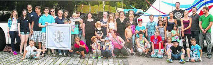 24 Kinder aus den betreuten Tagesgruppen des Kinder- und Familienzentrums fuhren mit ihren Eltern, Geschwistern sowie Betreuern zu Eisbär, Affe und Co. Bild: Leo Club