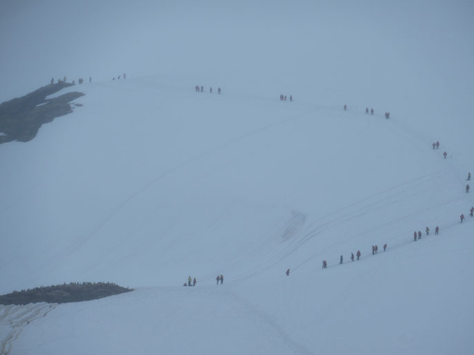 坂を上って延々と雪上歩行　