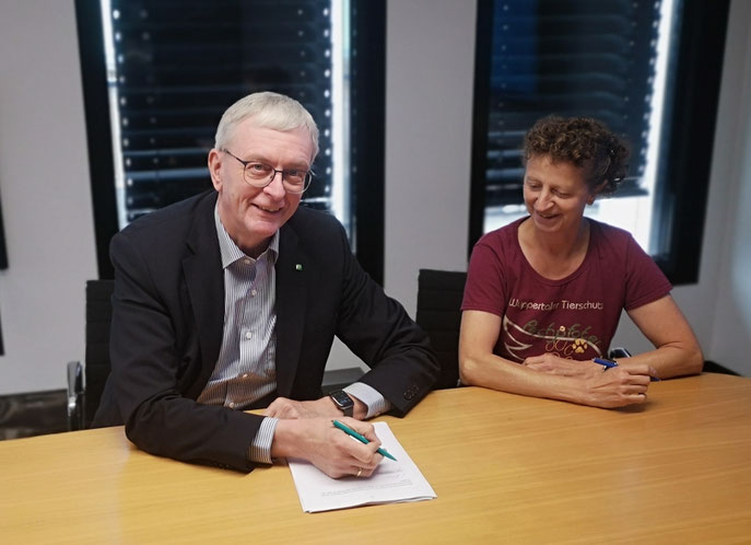 Pfarrer Jörg Hohlweber bei der Vertragsunterzeichnung, freut sich auf die Zusammenarbeit mit Pechpfoten