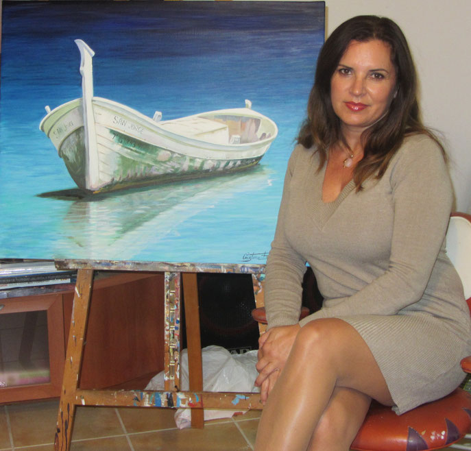 Cristina Ferrer junto a una de sus obras