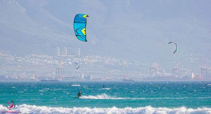 Kitesurfen am Sunset Beach in Kapstadt