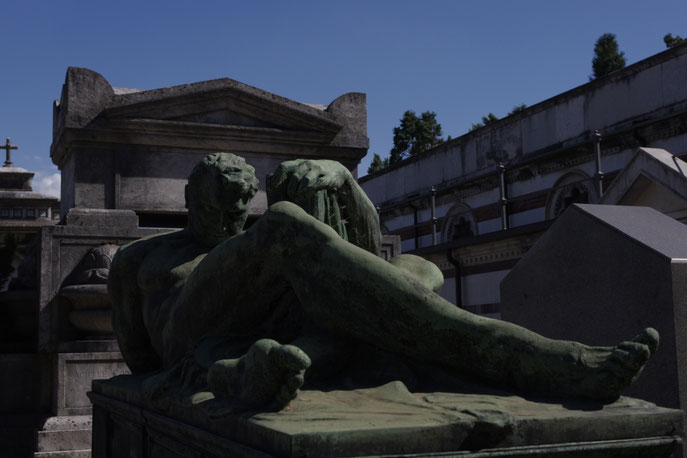 OmoGirando intensità di anime e tripudio di corpi al cimitero monumentale