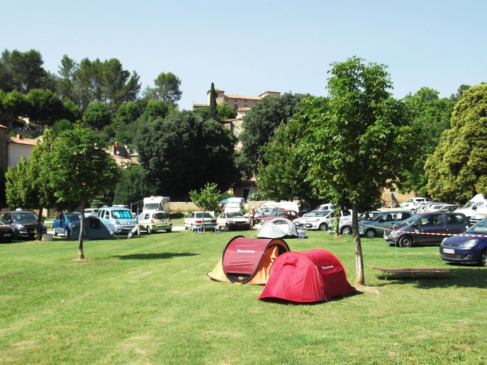Les tentes 'fleurissent" au pied du village lors du Festival TRAD-O-SUD en Juillet 2013. Photo © Patrick FERRAND