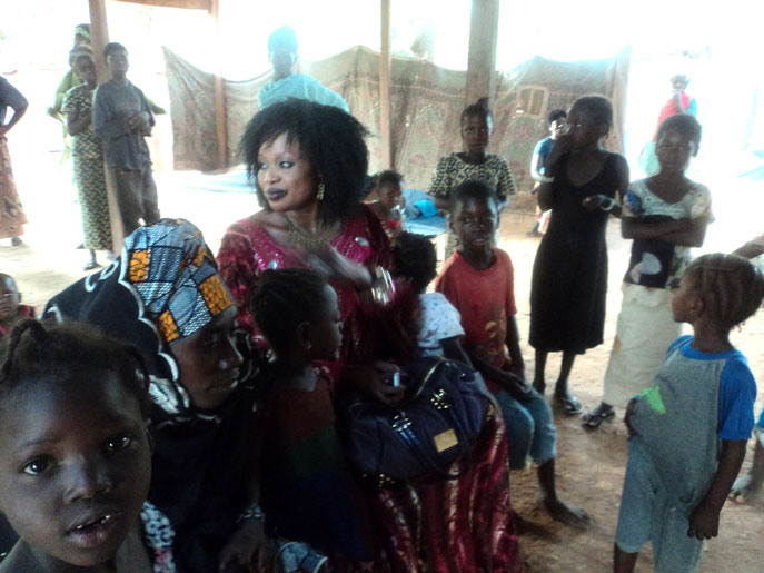 Oumou Sangaré rend visite à des familles en difficulté de Bamako