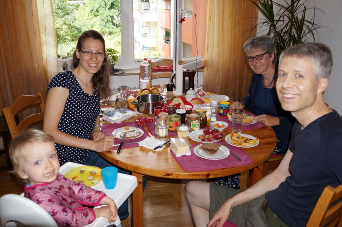 Lehrerin Sonja Keßler und Augenarzt Werner Keßler mit Augenärztin Ursula Buck aus Augsburg am Frühstückstisch in Heidelberg