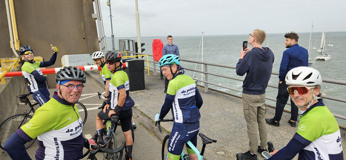 De bijgaande foto is gemaakt door Kees toen we net als vorig jaar opgehouden werden omdat de brug open was.