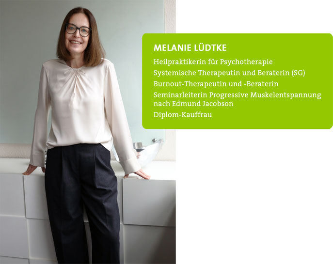 Melanie Lüdtke Foto in der Praxis mit Qualifikationen als Heilpraktikerin für Psychotherapie, Systemische Therapeutin und Beraterin (SG), Burnout-Therapeutin und -Beraterin, Seminarleiterin Progressive Muskelentspannung nach Jacobson, Diplom-Kauffrau
