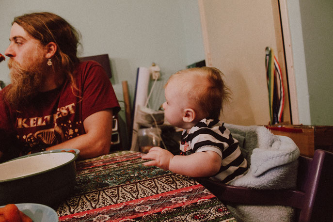 Floyd, 4,5 maand, kijkt de worteltjes uit papa's mond
