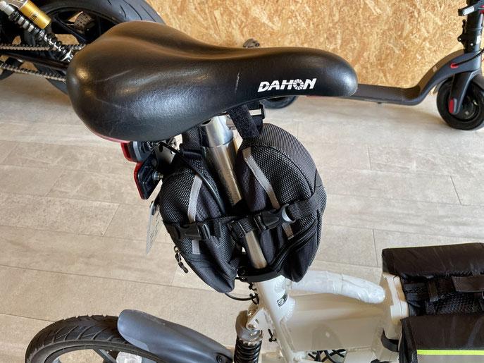 DAHON製サドルとサドル下ポーチを装着したE-LIBER 01