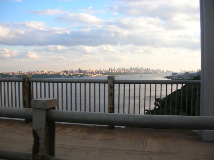 Mein allererster Blick auf die Skyline von Manhattan aus dem Zug