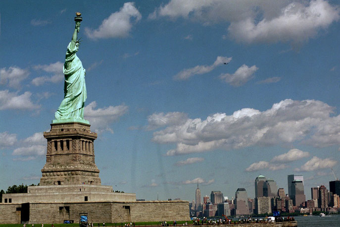 Die Statue of Liberty mit Manhattan im Hintergrund