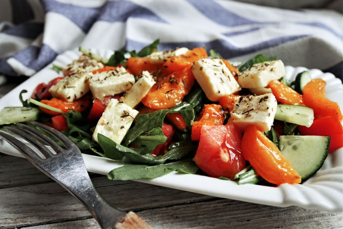 lauwarmer Salat mit Marillen und Feta