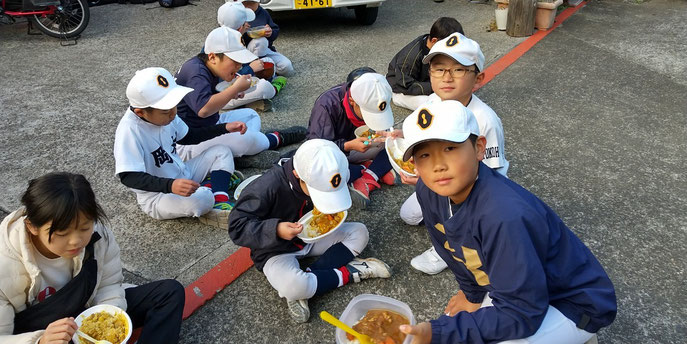 親子大会の後、みんなでカレーを食べました！