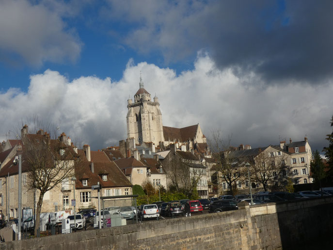Au fond : la basilique Noetre-Dame.
