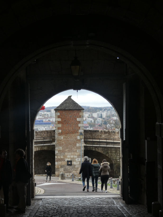 En sortant de la Citadelle Vauban à Besançon.