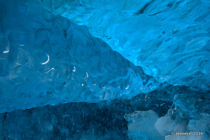 Ice cave het ijs is tussen de 900-1200 jaar oud onder de Vatnajökull gletsjer