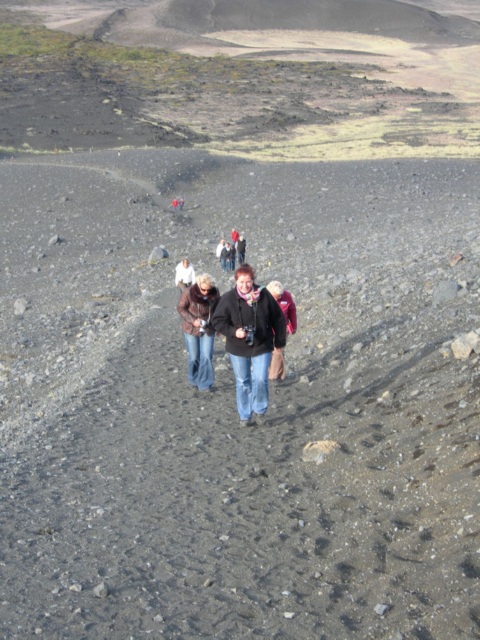 Beklimming van de Hverfjall krater 312 m hoog