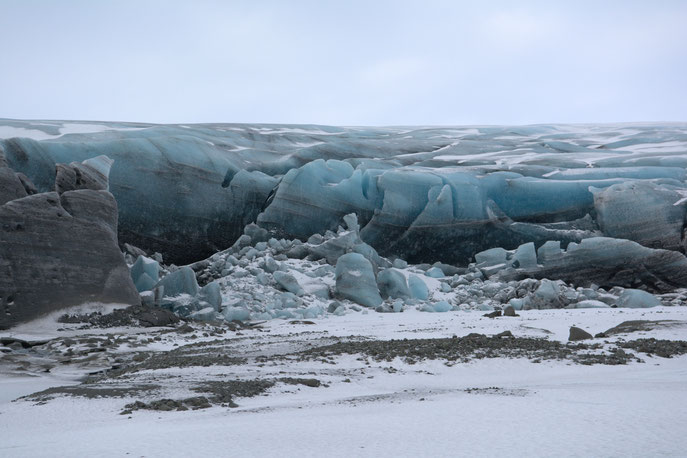 Gletsjer Vatnajökull na autorit, lopend op weg naar de secret ice cave