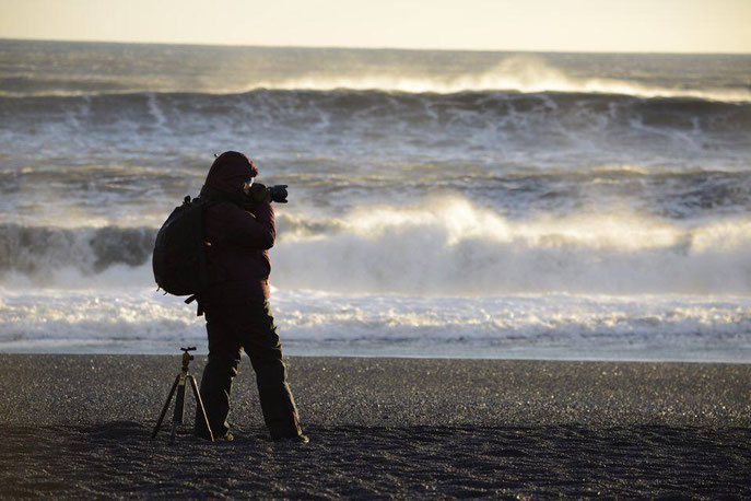 Ik zelf in actie op het zwarte strand van Vik, foto gemaakt door medereiziger