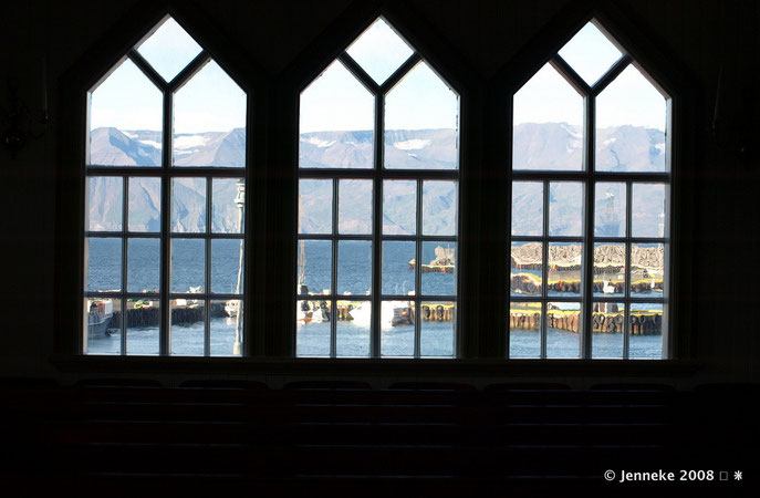 Vanuit het kerkje uitzicht over de haven van Husavik