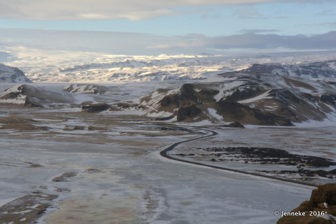 In de verte de Myrdalsjökull met onder de gletsjer de vulkanen de Katla en de Eyjafjallalökull, hier bij de vuurtoren van Vik Dyrhólaey dit uitzicht 