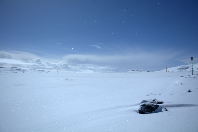 Avondfoto van winterlandschap met een halve Orion, in de buurt van Hveragerdi en Selfoss zuid IJsland