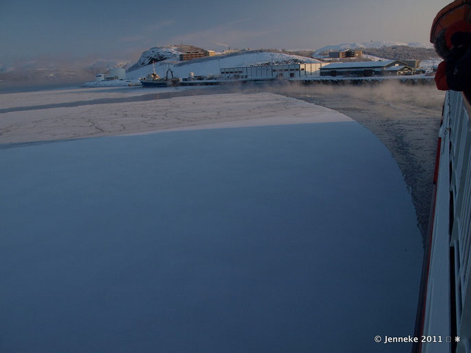 Vertrek uit Kirkenes haven door het ijs heen