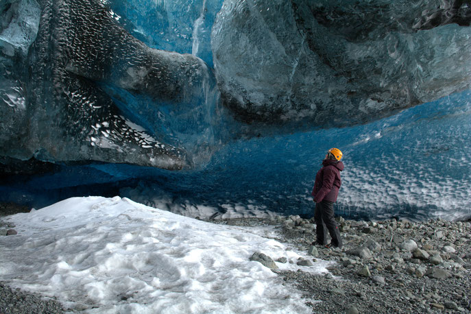 Prachtige ijsgrot onder de Vatnajökull gletsjer de grootste gletsjer van Europa, de donkere kleuren ijs zijn 900 tot 1200 jaar oud