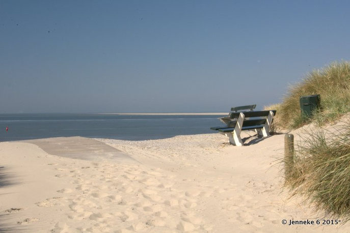 Kijkt hier richting de Robbenbank waar je met de Robbenboot heen kunt en Terschelling 