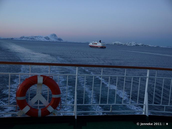 Een andere vloot van Hurtigruten die ons passeert 
