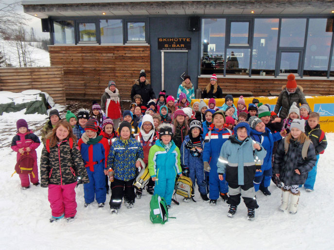 Die Schüler der Volksschule Lerchenfeld waren sichtlich erfreut über die Möglichkeit, einen Tag im Schnee verbringen zu dürfen. Foto: zVg