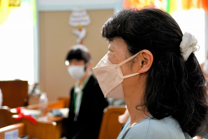 2026年6月14日(日)こども祝福礼拝でお孫さんの双子ちゃんたちを見守る薫さんです。