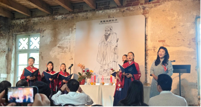德国文德书院师生歌唱德语经典歌曲《乘着歌声的翅膀》和《欢乐颂》，为2025年纪念孔子诞辰的整场活动画上圆满句号