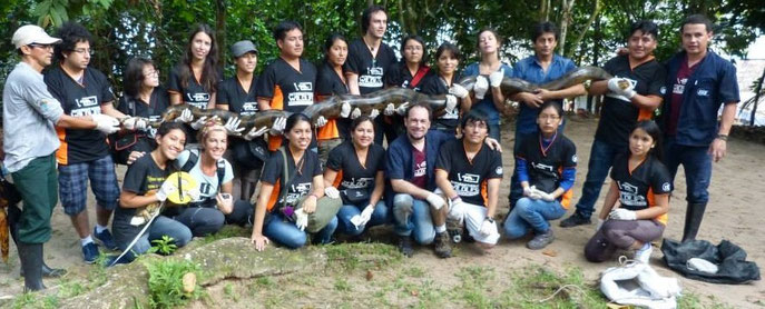 Daniel coordinando el manejo de una Anaconda, en el Amazonas de Perú.