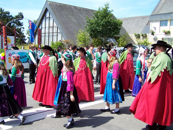 photo de lconfrérie de la fraise  de Plougastel 