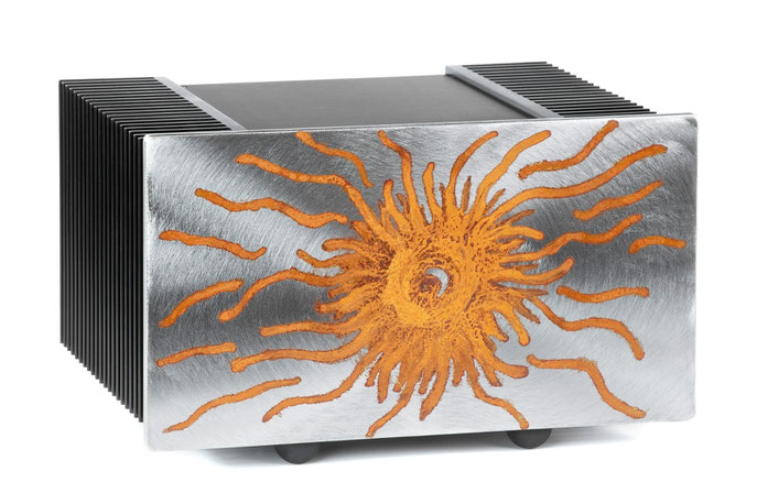 Sauermann High End Verstärker mit Metallbild. Stahl gebürstet mit Roststrukturen in Form einer Sonne