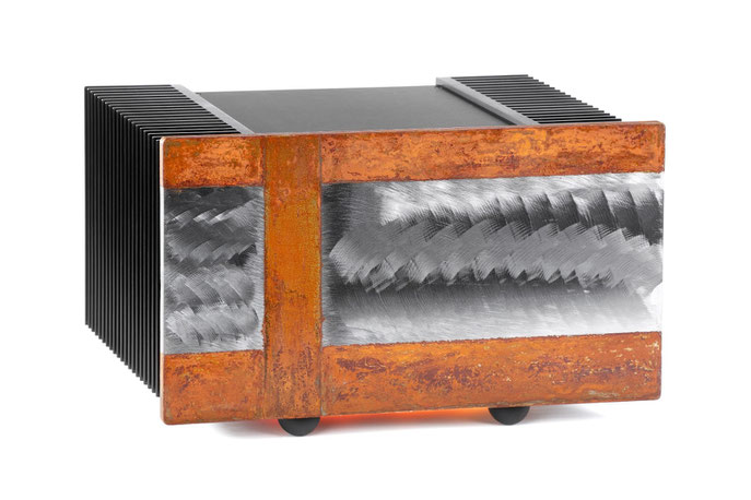 Sauermann Verstärker mit Metallbild als Frontplatte, Stahl mit 3D Schliff und Rost