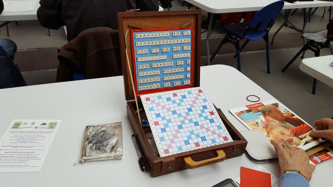 le jeu "dans sa mallette", fabriqué par le papa d'Isabelle Vilain (Verrières-le-Buisson)