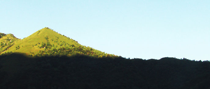 La Piramide naturale del monte Zucchino e, in ombra a destra, "Le Tre Gobbe"