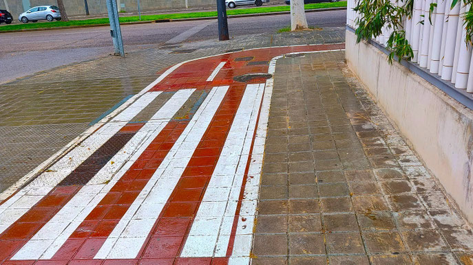En la Calle d'Artur Ballester en Valencia hay un carril bici mal diseñado y peligroso.