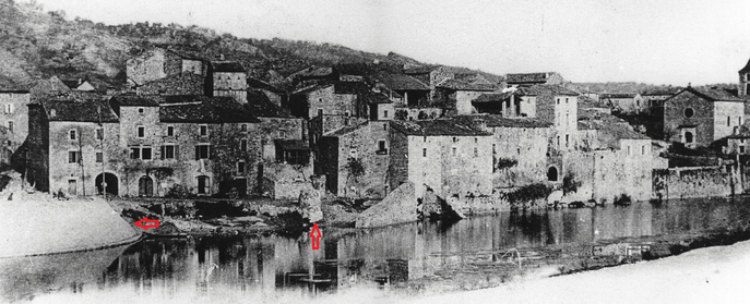 Vue depuis le pont  Pont qui est flambant neuf (voir à gauche). On voit bien le puits sur la berge (a droite du pont au centre) - vers 1902-1903