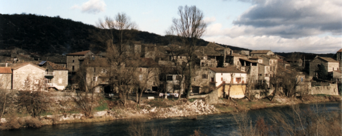 Vue du pont. La mole au complet avec la maison du passeur (à gauche) - 1996