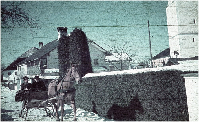 Im Pferdeschlitten durch St.Thomas (im Hintergrund die alte Schule)