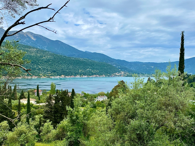 Blick übers Meer auf Nydri.