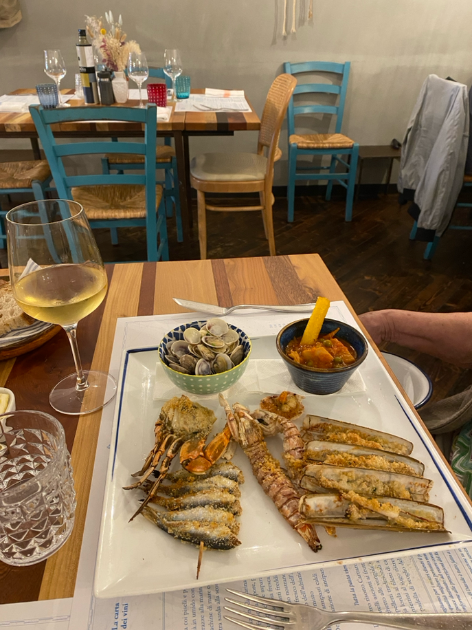 Vorspeisenteller im Fischrestaurant.