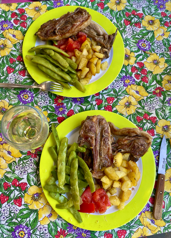 Lammkoteletts mit Bohnen und Bratkartoffeln.