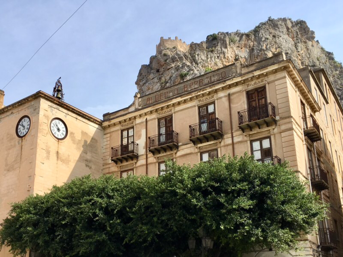 Alte Albergo mit benachbartem Uhrenturm 