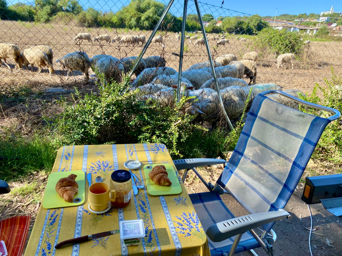Besucher beim Frühstück.